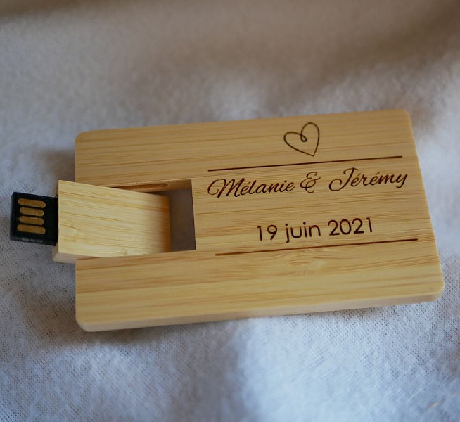 Clé USB carte en bois de bambou personnalisée par gravure.