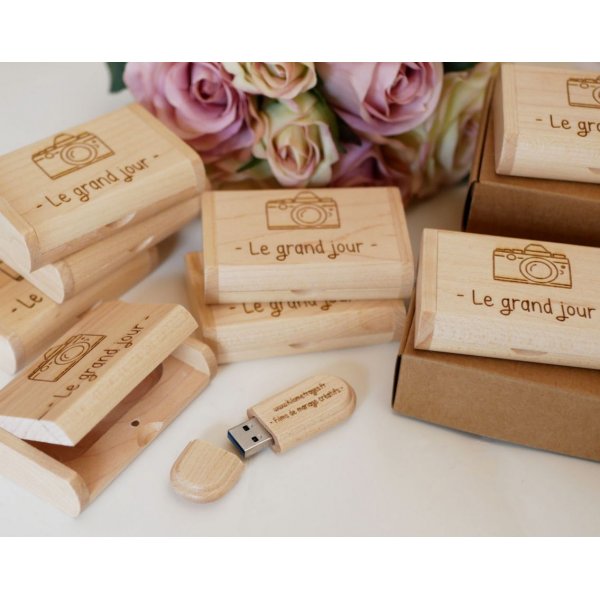 Usb-Stick 64 GB 3.0 in personalisierter Box aus hellem Ahornholz