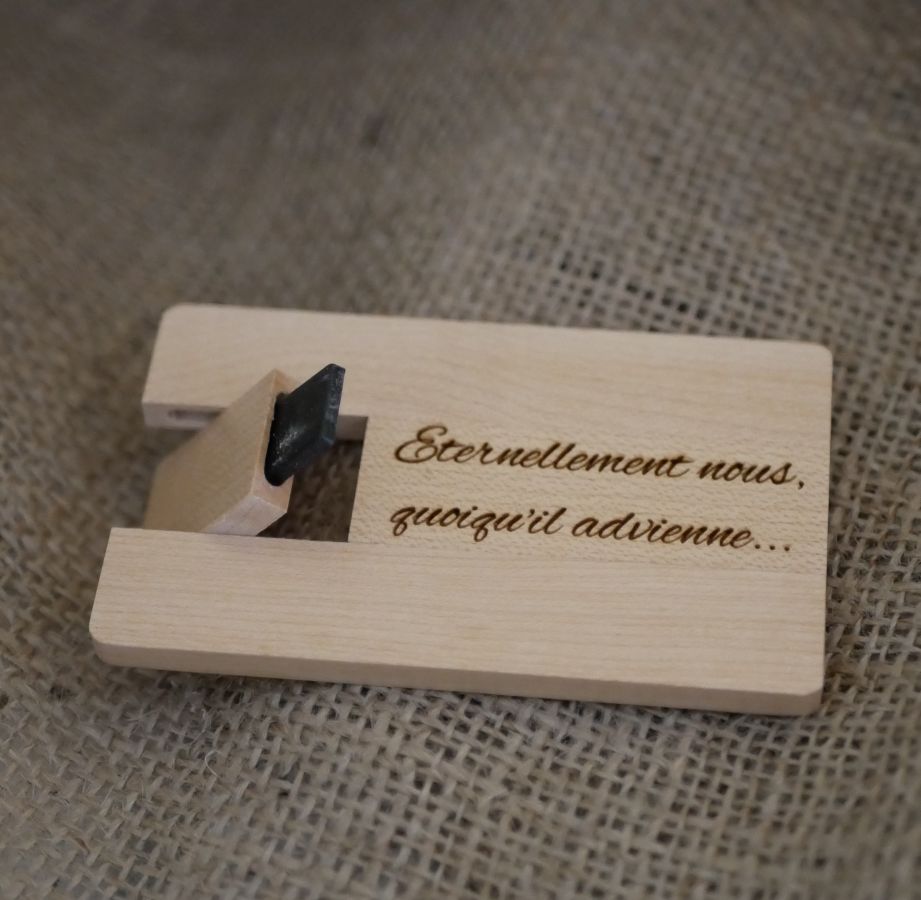 USB-Stick Karte Ahornholz graviert zu personalisieren