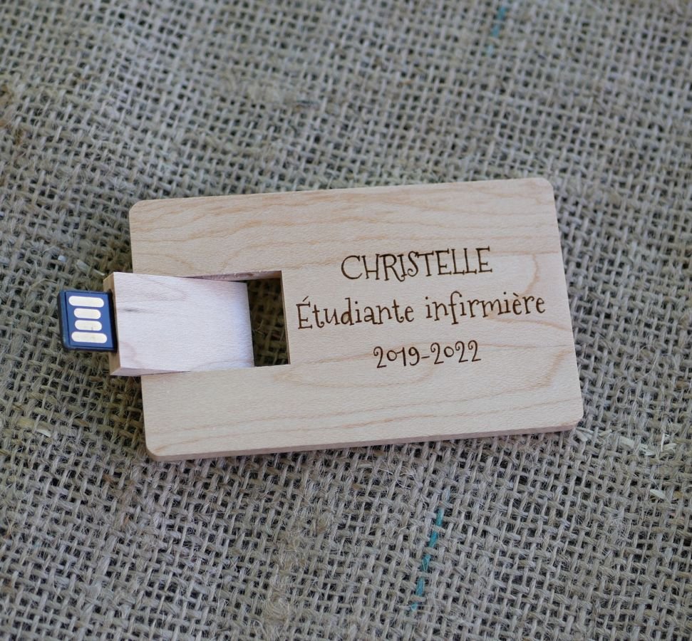 USB-Stick Karte Ahornholz graviert zu personalisieren