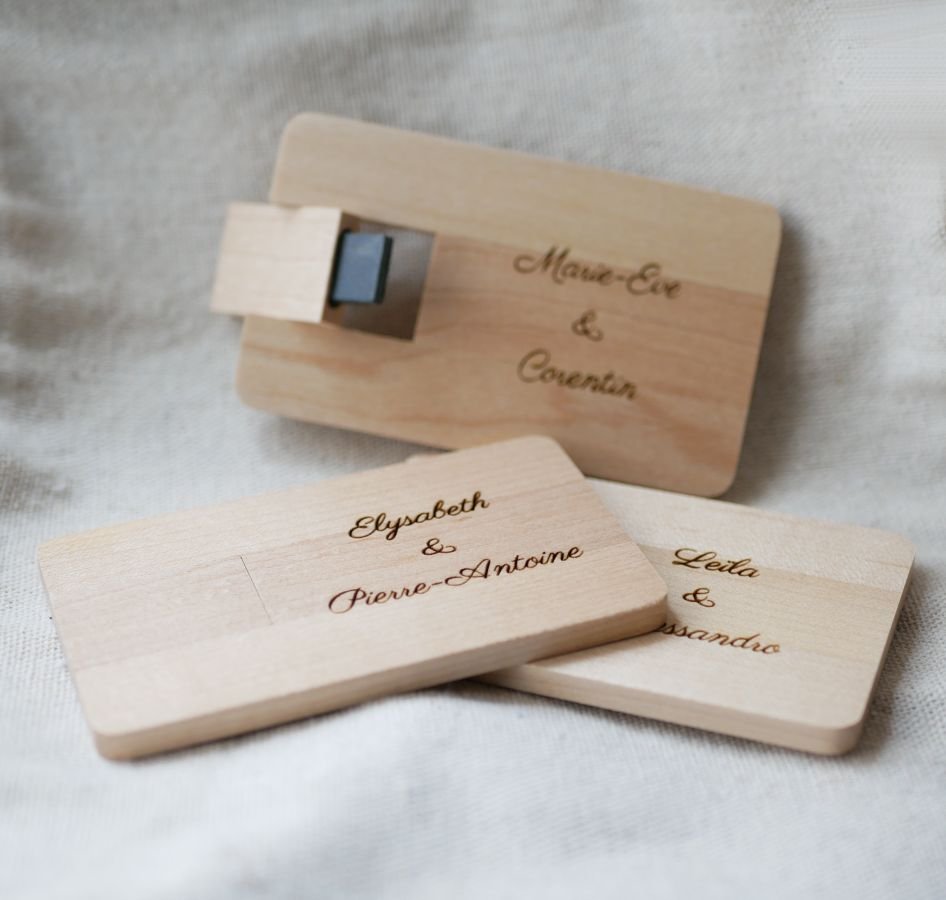 USB-Stick Karte Ahornholz graviert zu personalisieren