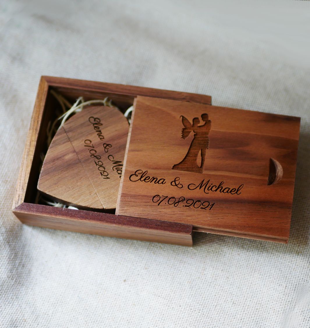 Usb-Stick Herz 32 GB in personalisierter Box aus dunklem Holz