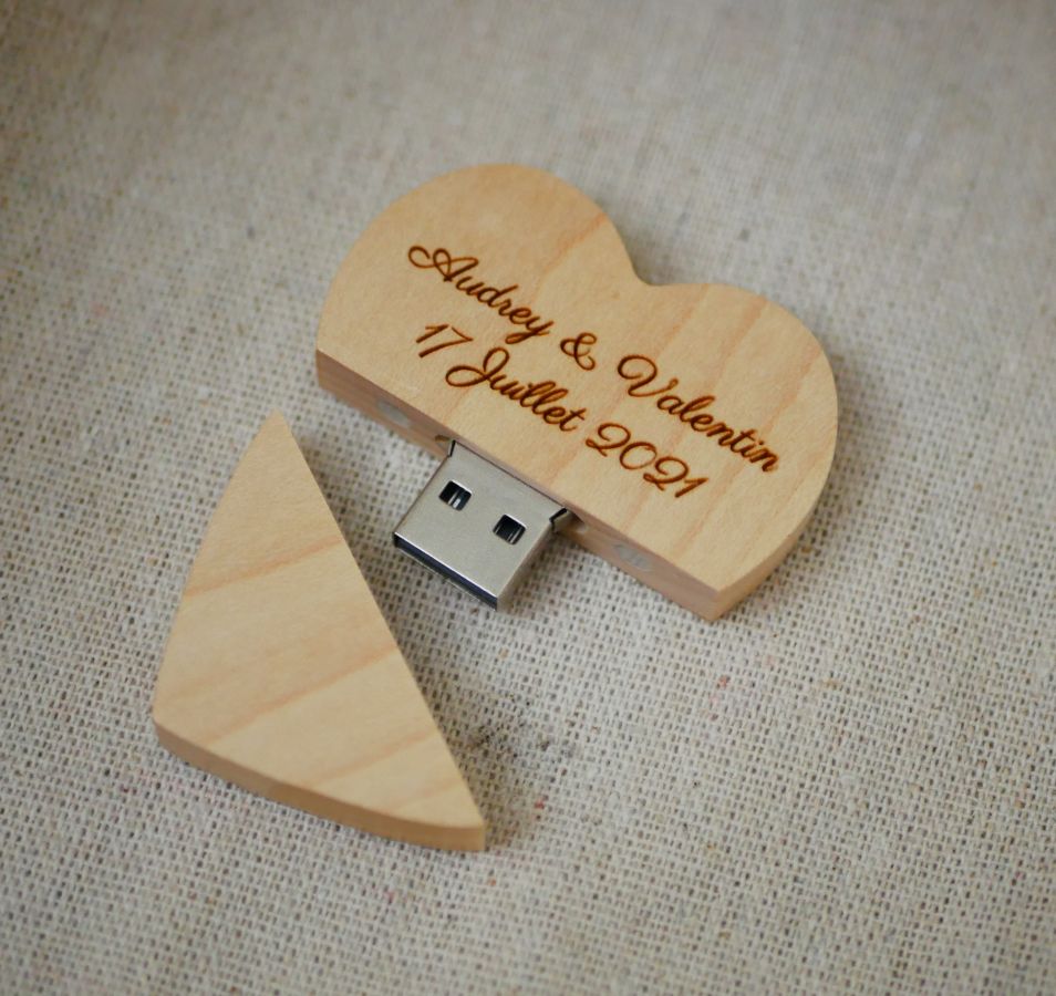 Usb-Stick Herz 32 GB in personalisierter Box aus hellem Holz