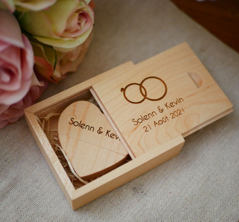 Usb-Stick Herz 32 GB in personalisierter Box aus hellem Holz