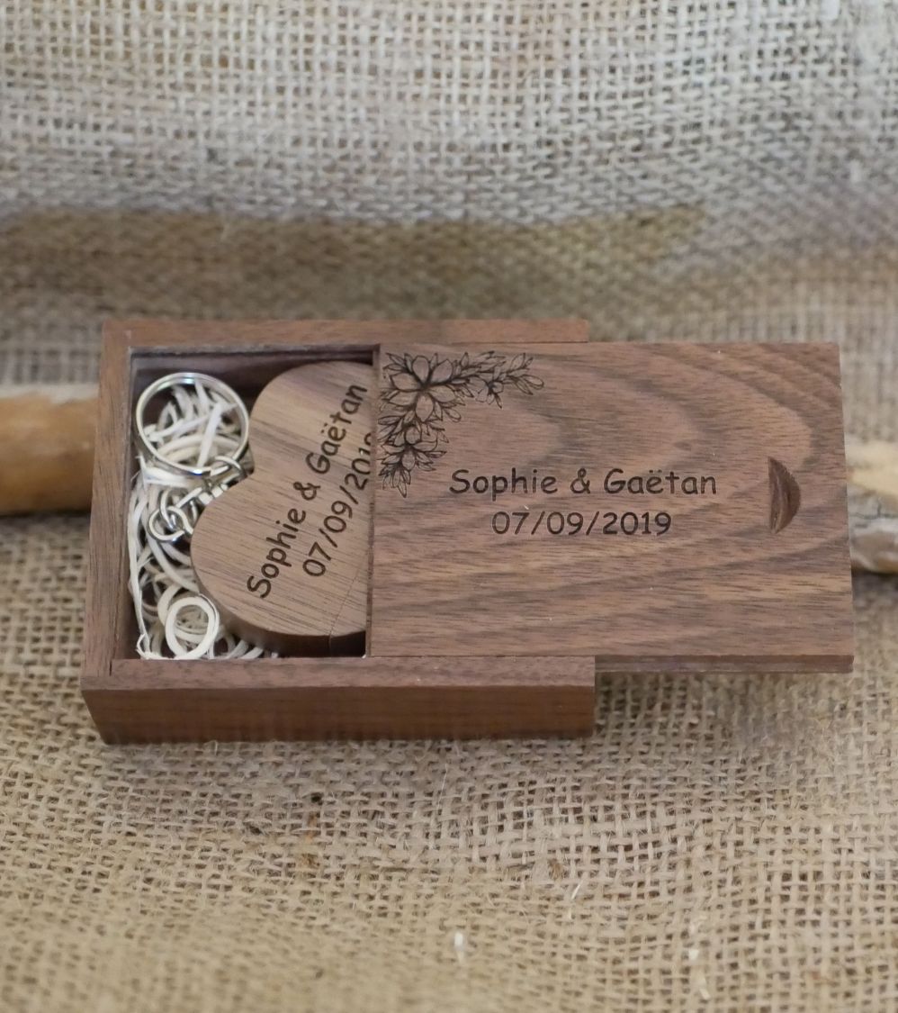 Usb-Stick Herz 32 GB in personalisierter Box aus dunklem Holz