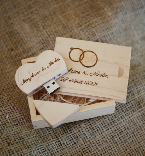 Usb-Stick Herz 32 GB in personalisierter Box aus hellem Holz