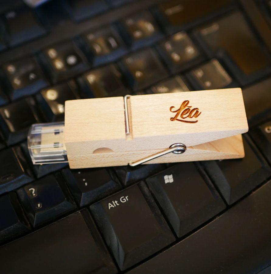 USB-Stick Klammer aus Rohholz graviert zu personalisieren