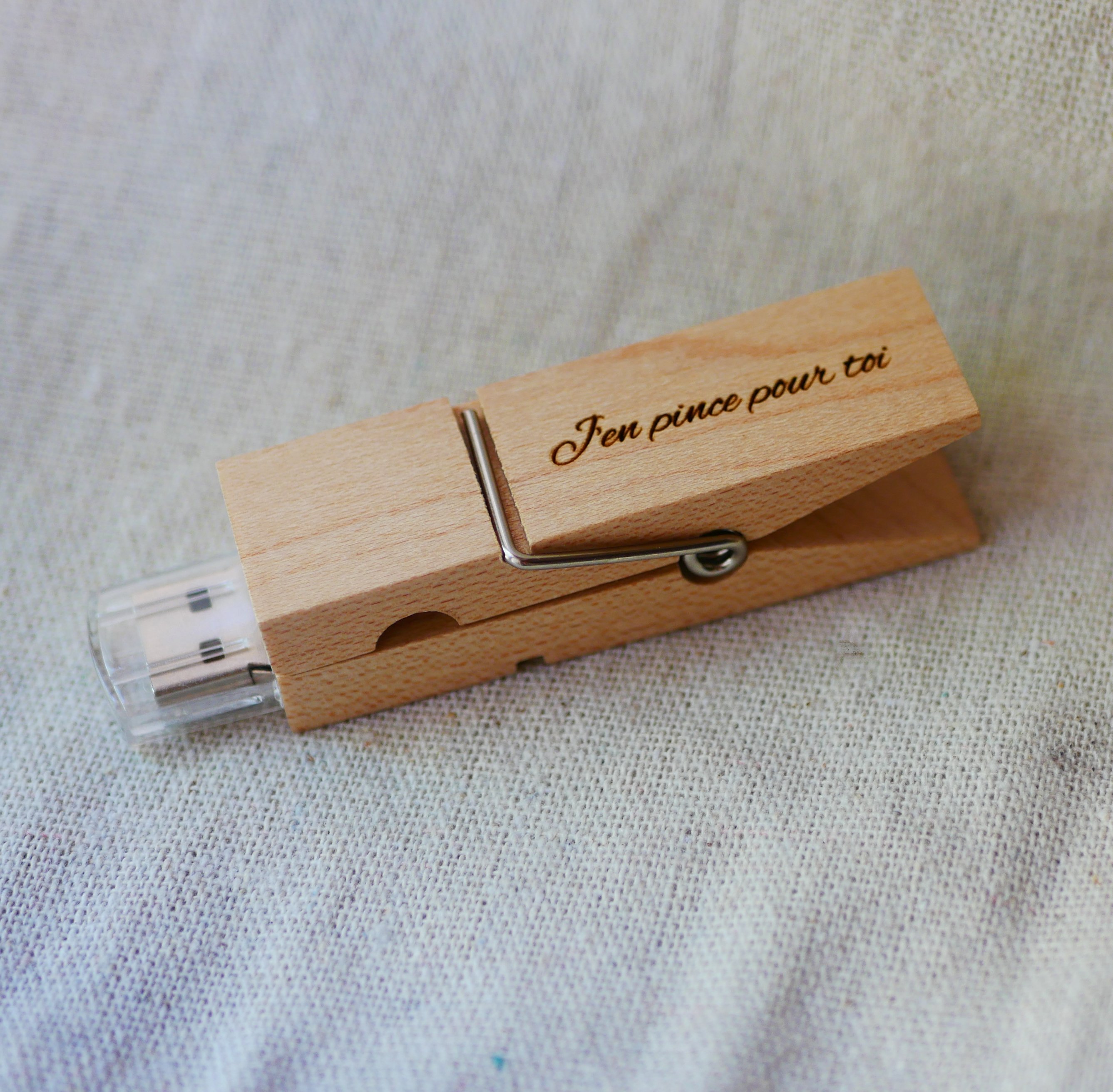 USB-Stick Klammer aus Rohholz graviert zu personalisieren