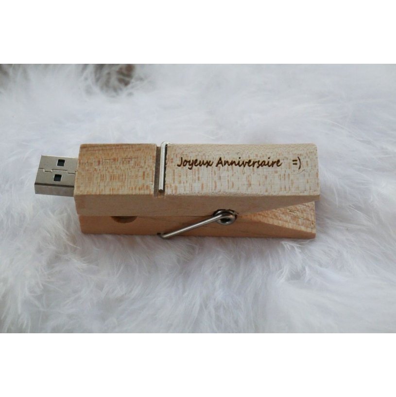 USB-Stick Klammer aus Rohholz graviert zu personalisieren