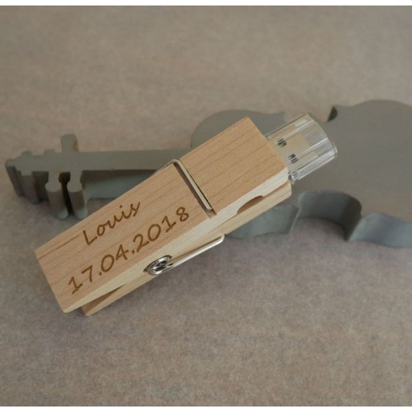 USB-Stick Klammer aus Rohholz graviert zu personalisieren