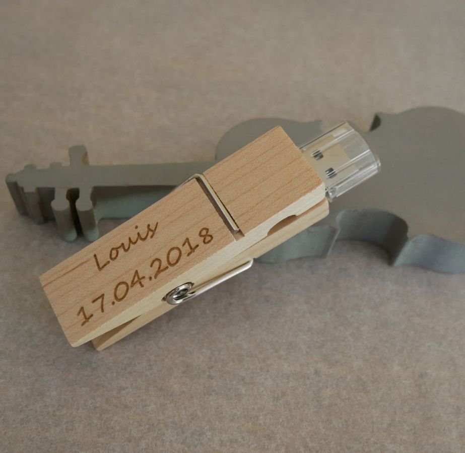 USB-Stick Klammer aus Rohholz graviert zu personalisieren