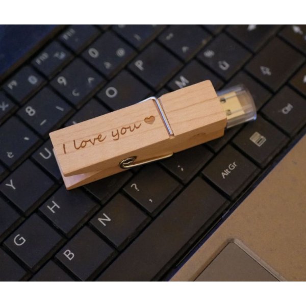 USB-Stick Klammer aus Rohholz graviert zu personalisieren