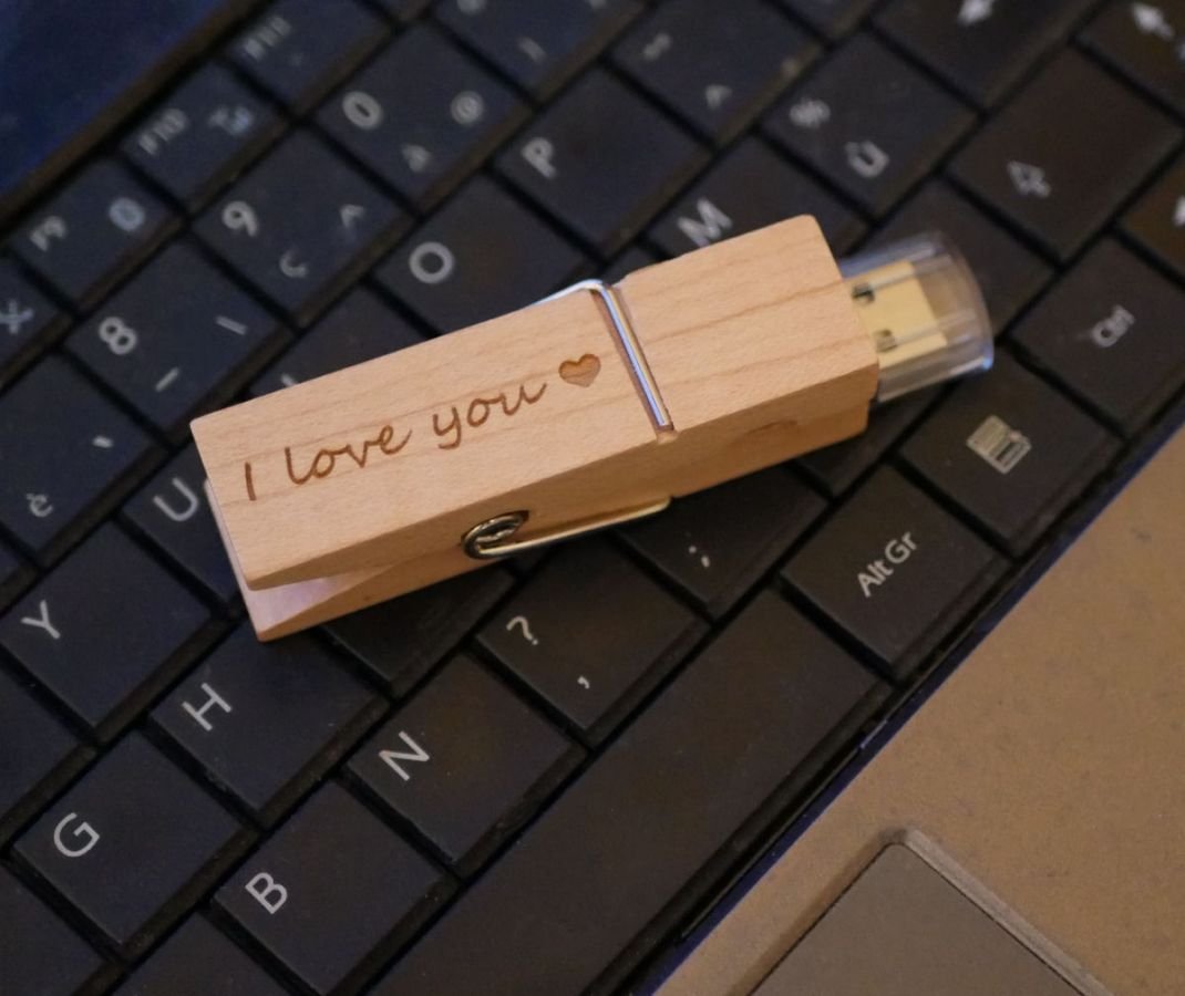USB-Stick Klammer aus Rohholz graviert zu personalisieren
