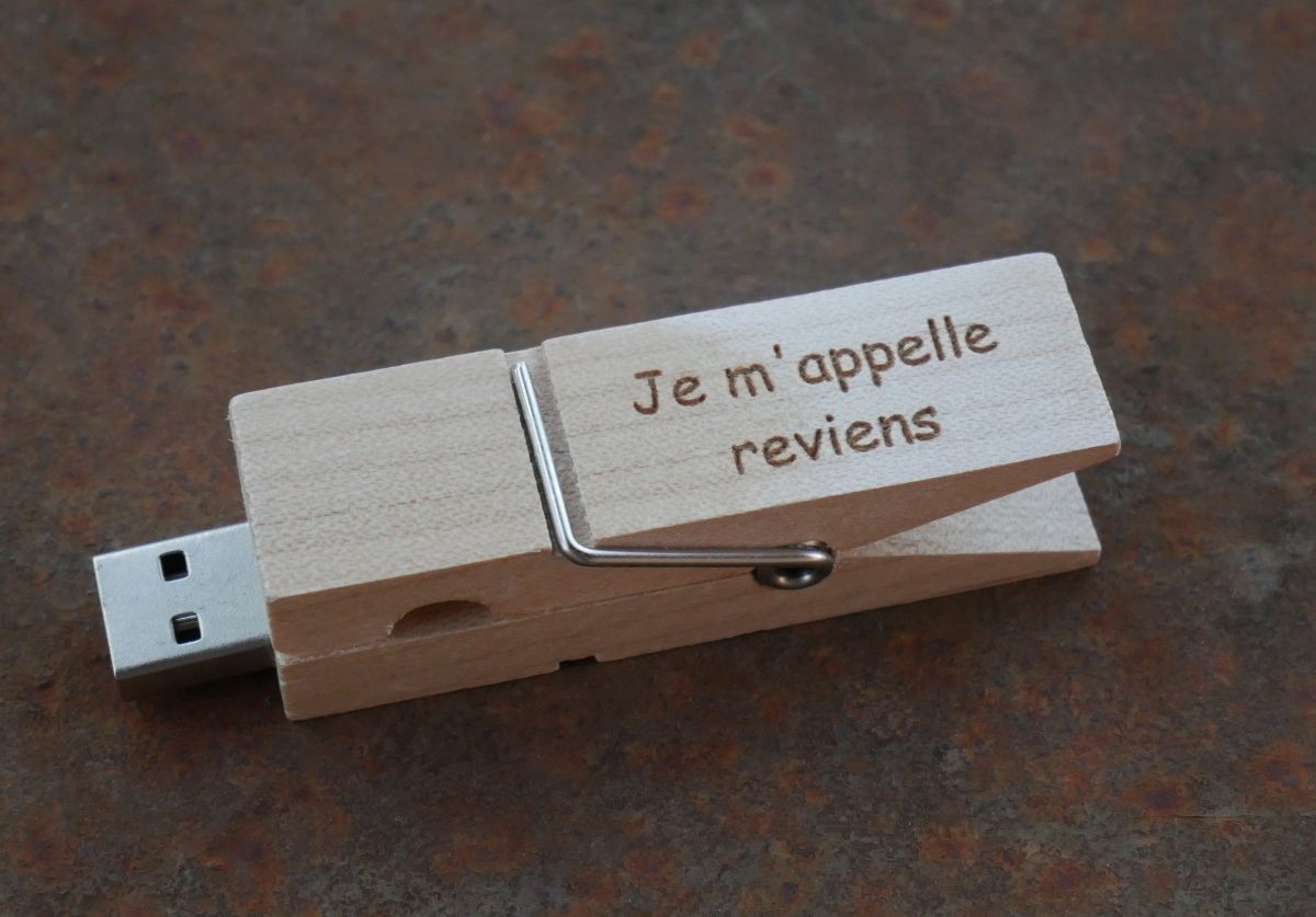 USB-Stick Klammer aus Rohholz graviert zu personalisieren