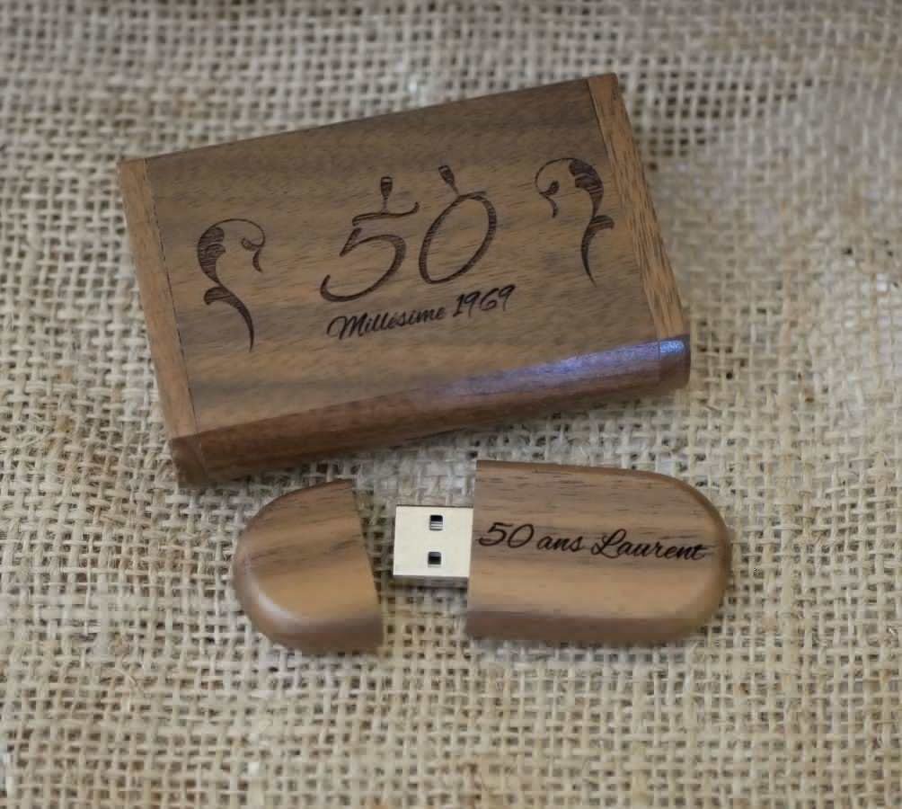 Box und Usb 3.0 Holz Walnuss 32 GB personalisierbar