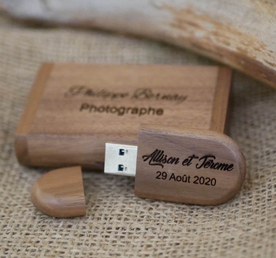 Box und Usb 3.0 Holz Walnuss 32 GB personalisierbar