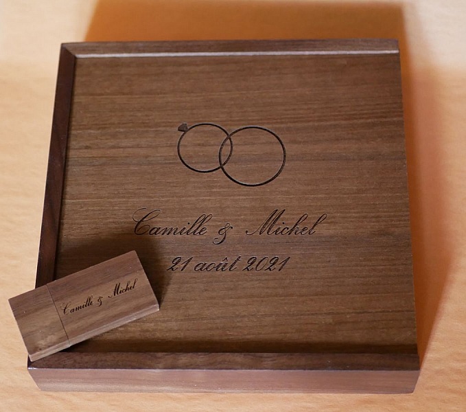 Coffret mariage en bois personnalisé avec clé USB gravée.