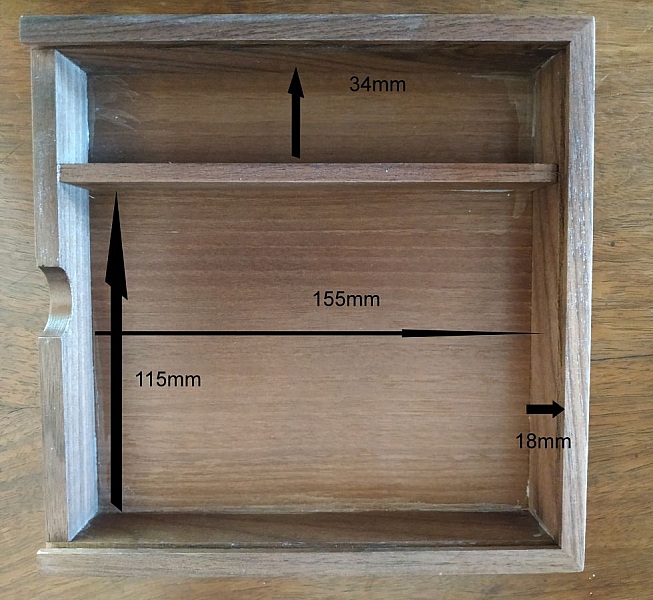 Boîte en bois avec dimensions intérieures précises pour rangement.