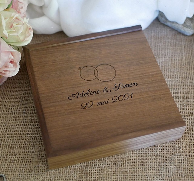 Boîte à alliances en bois personnalisée pour mariage.