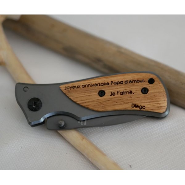 Klappbares Taschenmesser mit individuell graviertem Holzgriff