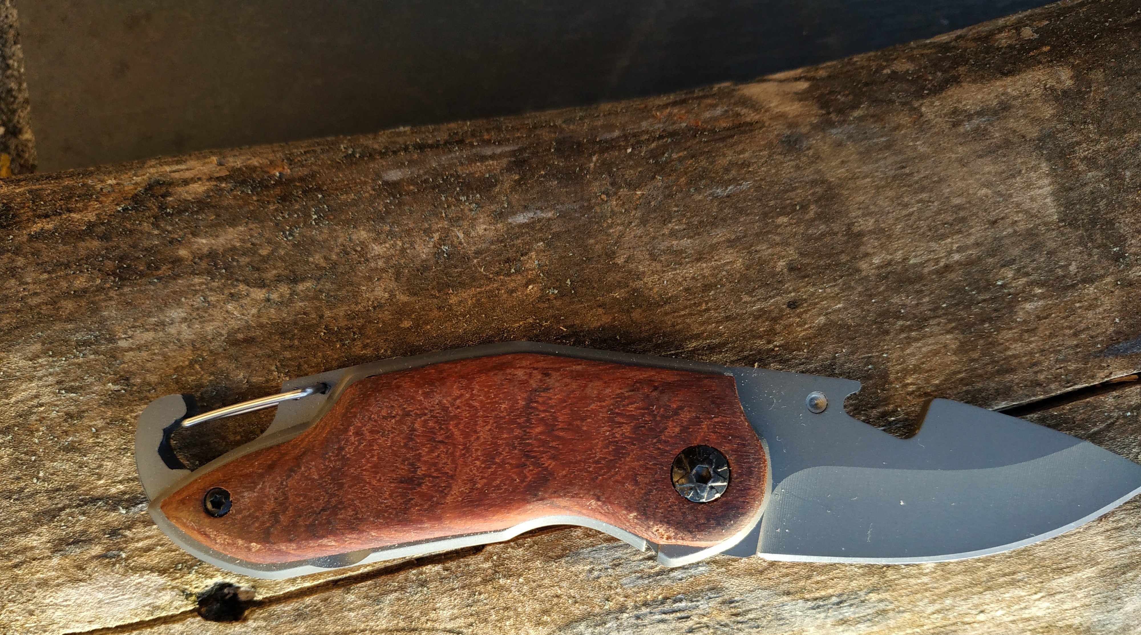 Klappbares Taschenmesser, Holzgriff mit Gravur