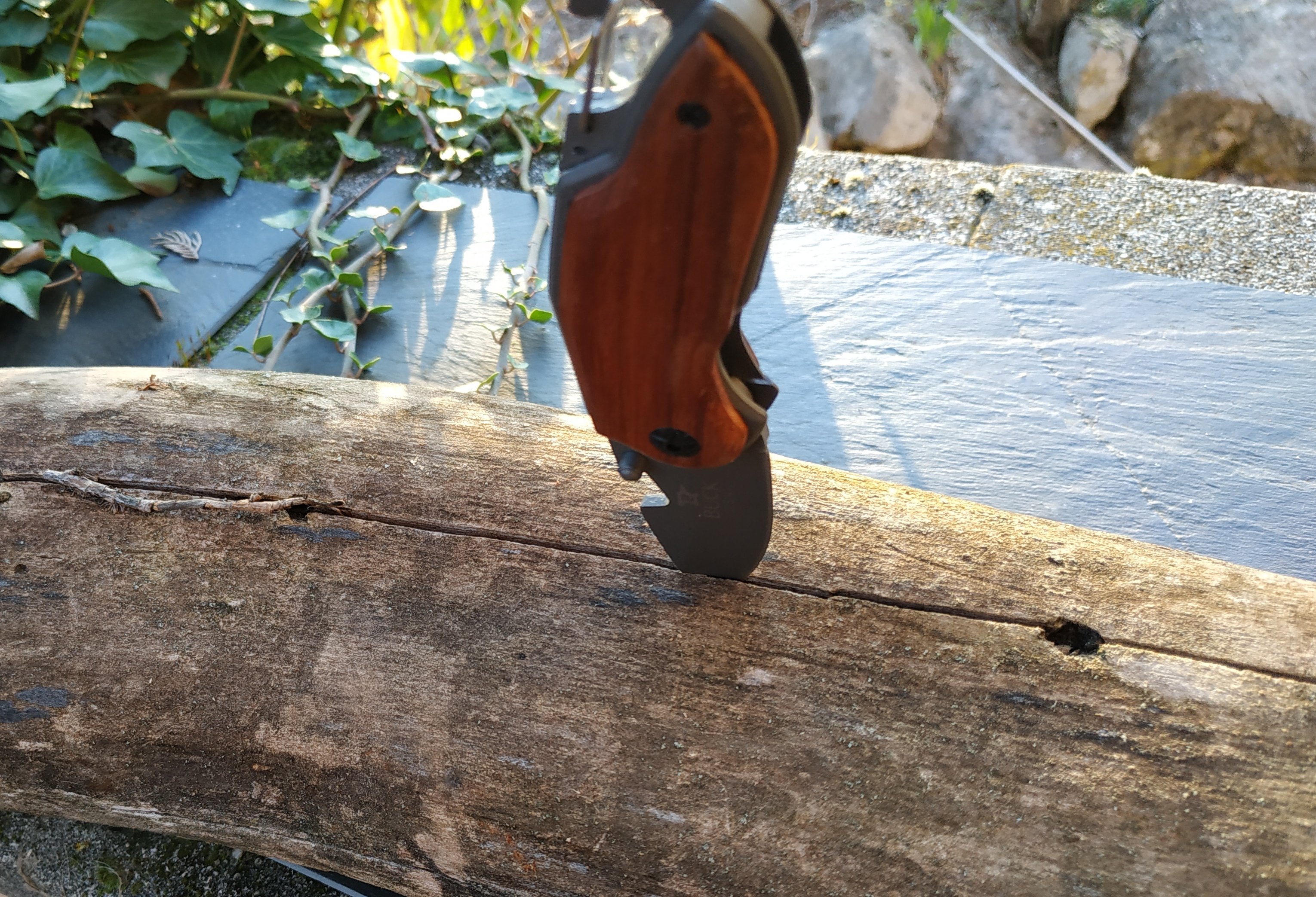 Klappbares Taschenmesser, Holzgriff mit Gravur