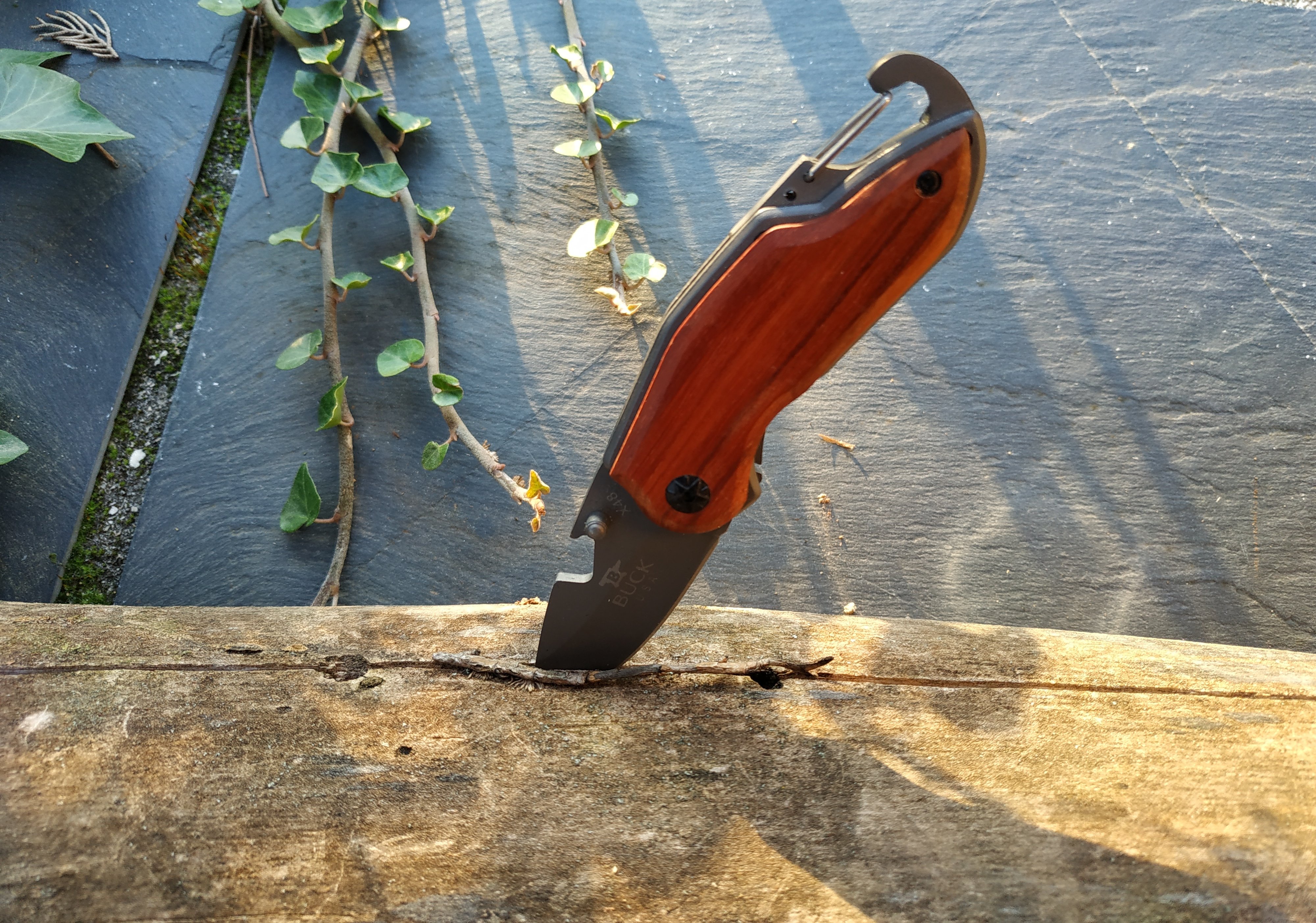 Klappbares Taschenmesser, Holzgriff mit Gravur