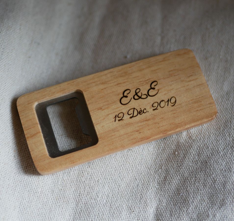 Flacher Flaschenöffner aus Holz graviert zu personalisieren, Hochzeitsgeschenk 