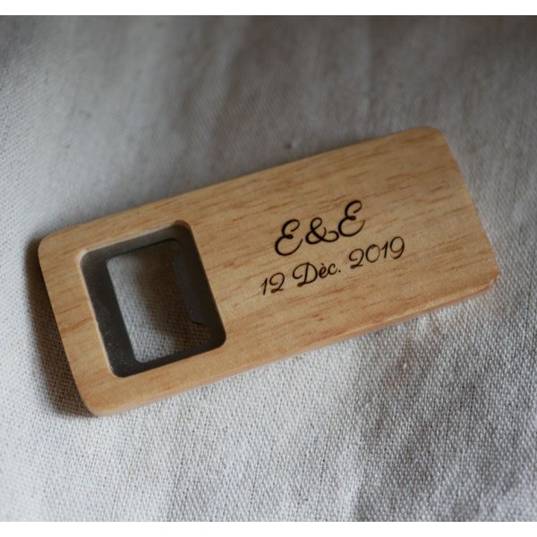 Flacher Flaschen&ouml;ffner aus Holz graviert zu personalisieren, Hochzeitsgeschenk 
