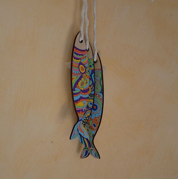 Poissons décoratifs en bois peints aux motifs colorés.