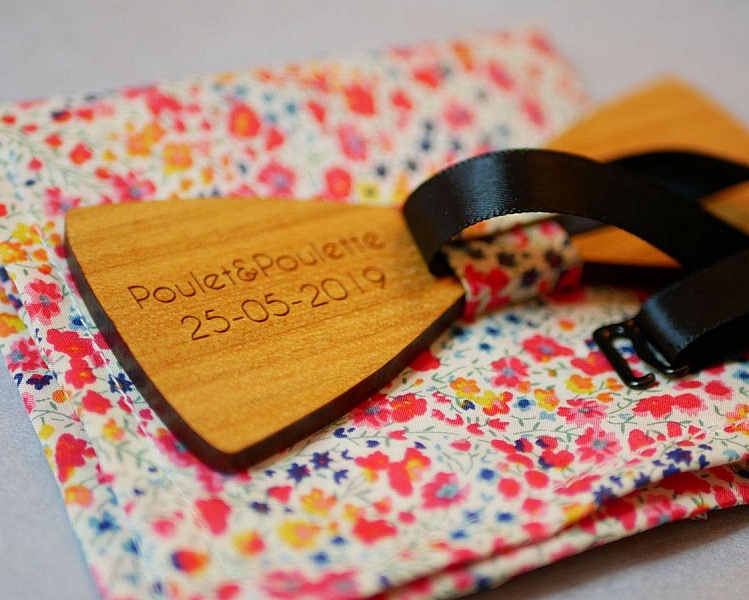 Nœud papillon en bois gravé avec pochette Liberty Phoebe.