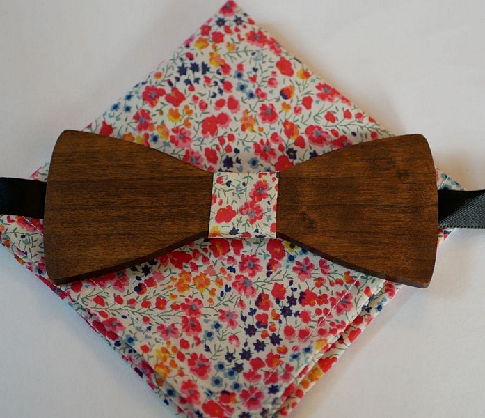 Nœud papillon en bois avec pochette Liberty Phoebe fleurie.