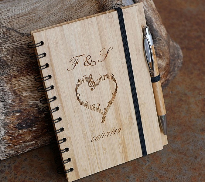 Livre d'or en bois personnalisé pour mariage avec stylo.