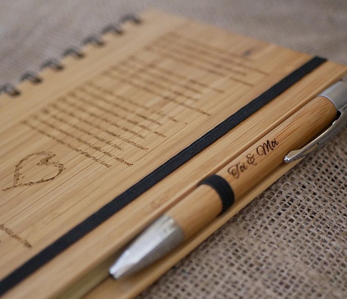 Livre d'or en bois personnalisé avec stylo pour mariage.