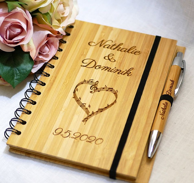 Livre d'or en bois personnalisé pour mariage avec stylo.