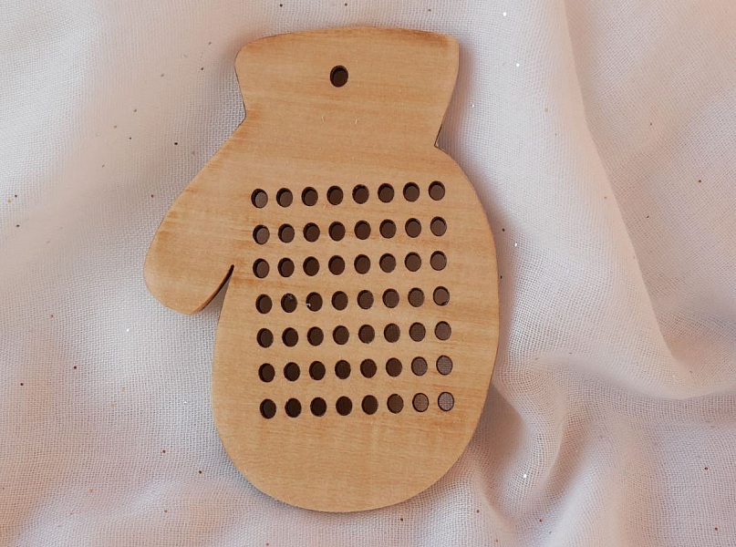 Mitaine décorative en bois perforé pour loisirs créatifs.