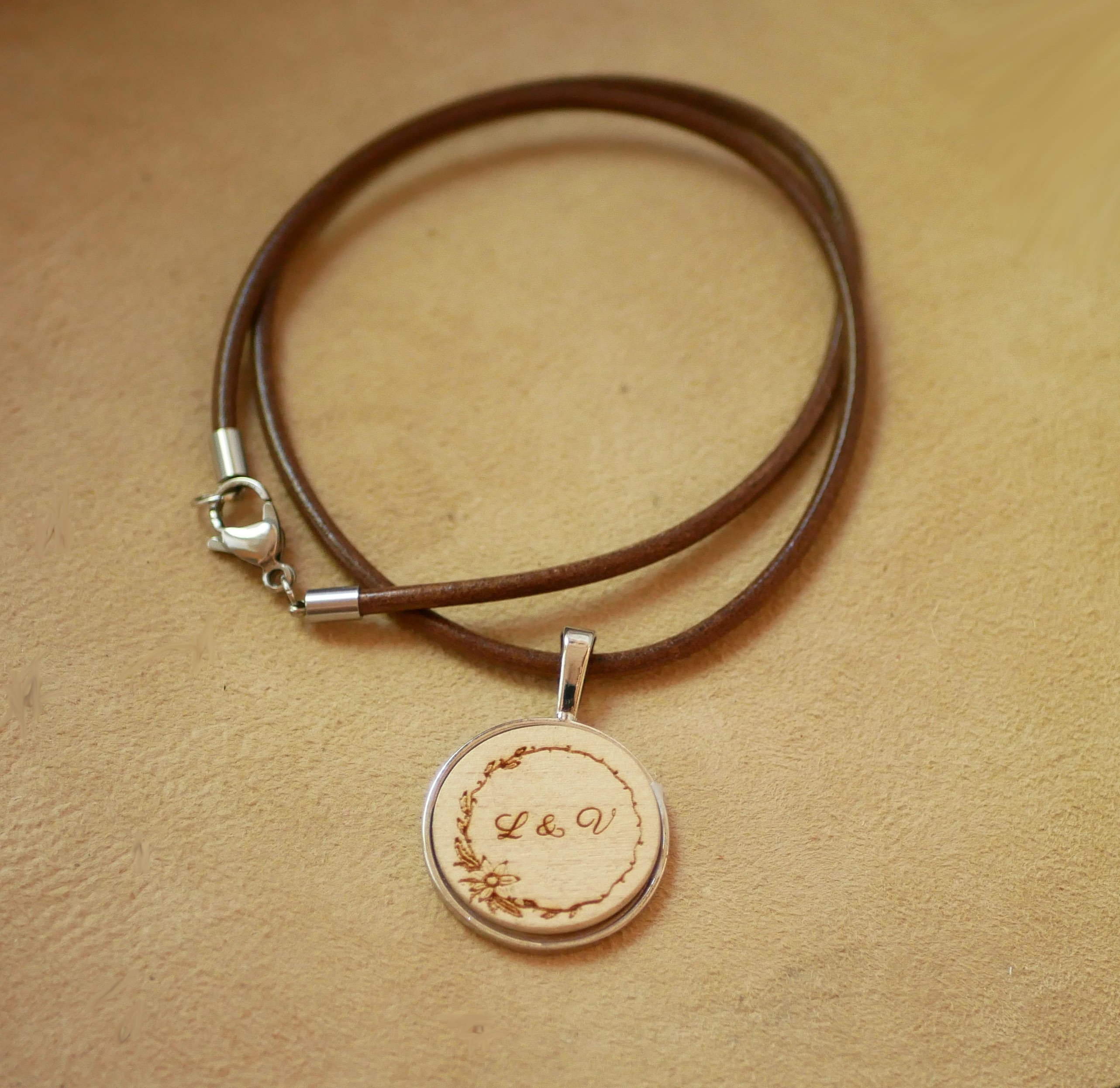 Gravierte Holz Medaillon auf europ&auml;ischen Leder Halskette zu personalisieren 