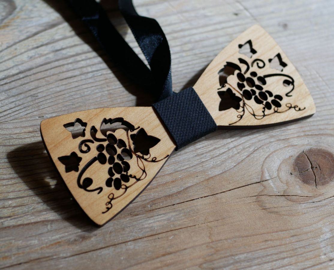 Schmetterlingsknoten aus Holz mit durchbrochenen Ranken und Blättern, hergestellt in Frankreich