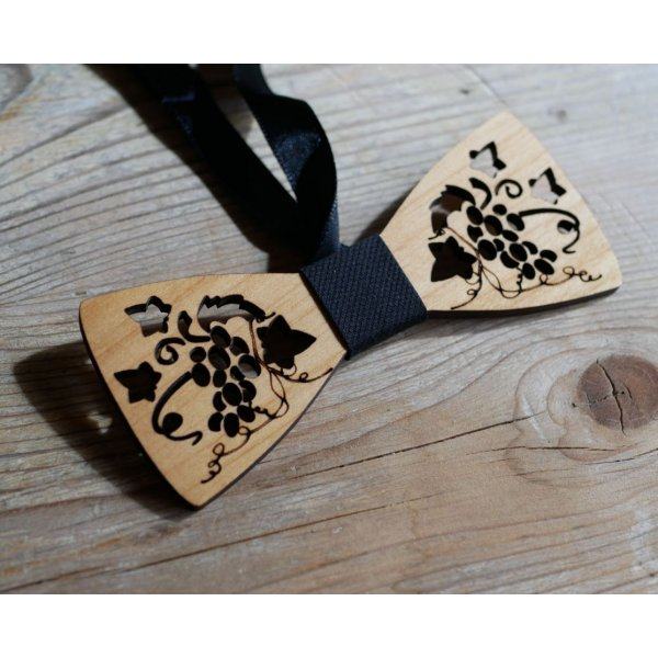 Schmetterlingsknoten aus Holz mit durchbrochenen Ranken und Bl&auml;ttern, hergestellt in Frankreich