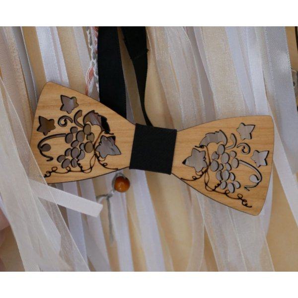 Schmetterlingsknoten aus Holz mit durchbrochenen Ranken und Bl&auml;ttern, hergestellt in Frankreich