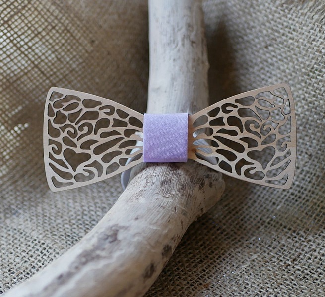 Holzschmetterlingsknoten aus feiner Spitze und verstecktem Herz