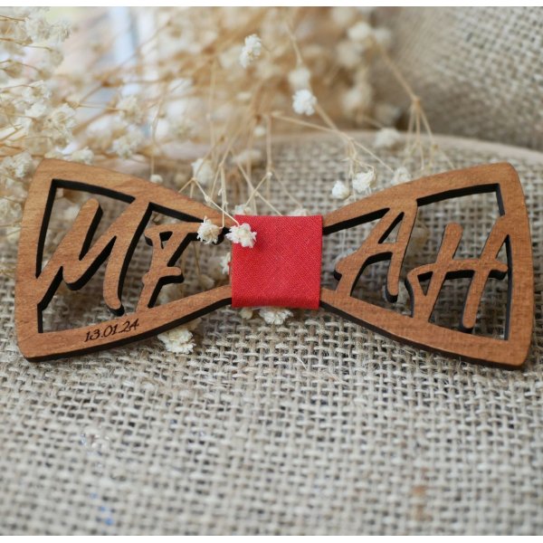 Doppelte h&ouml;lzerne Fliege personalisierte durchbrochene Initialen