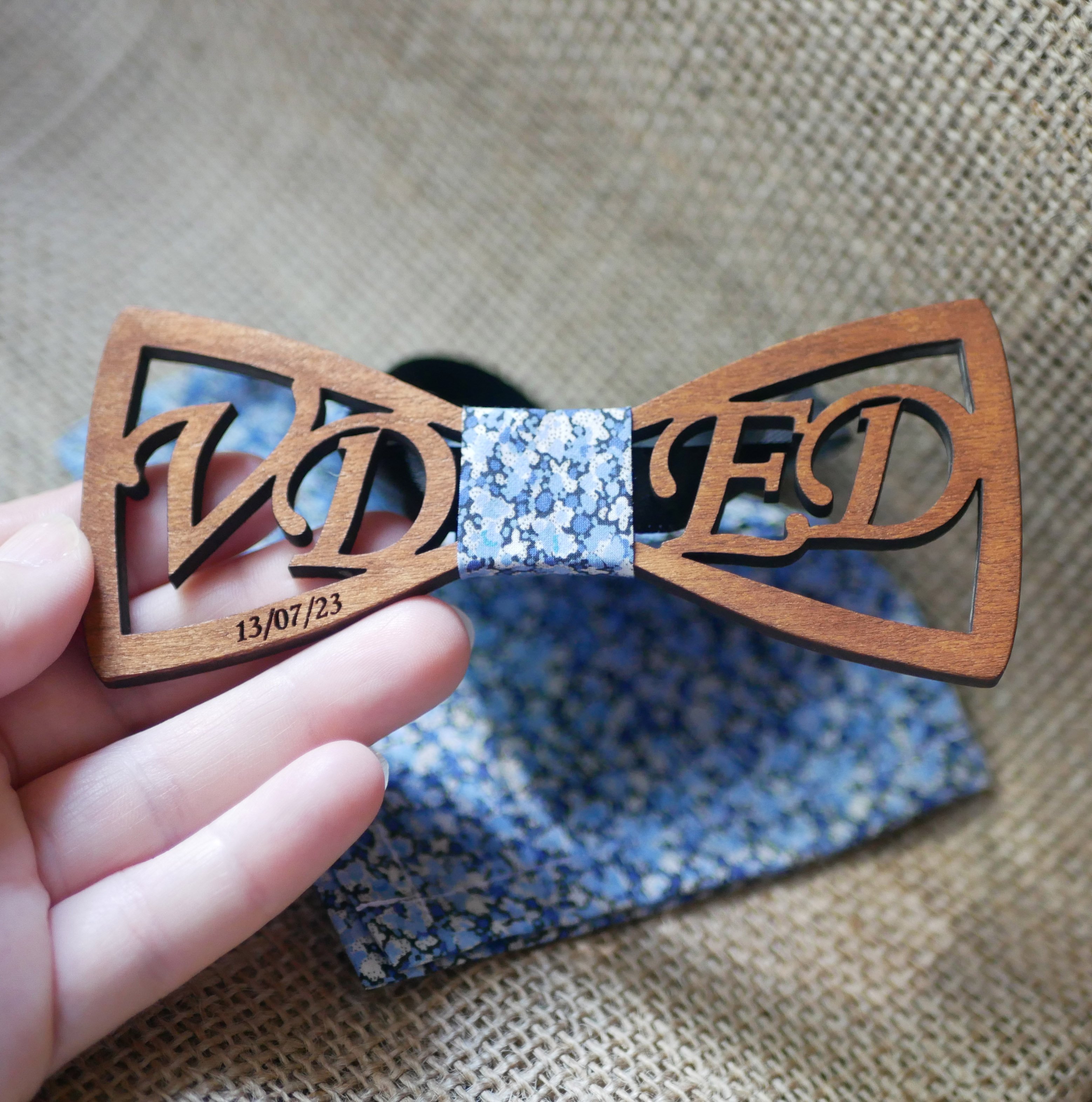 Doppelte h&ouml;lzerne Fliege personalisierte durchbrochene Initialen