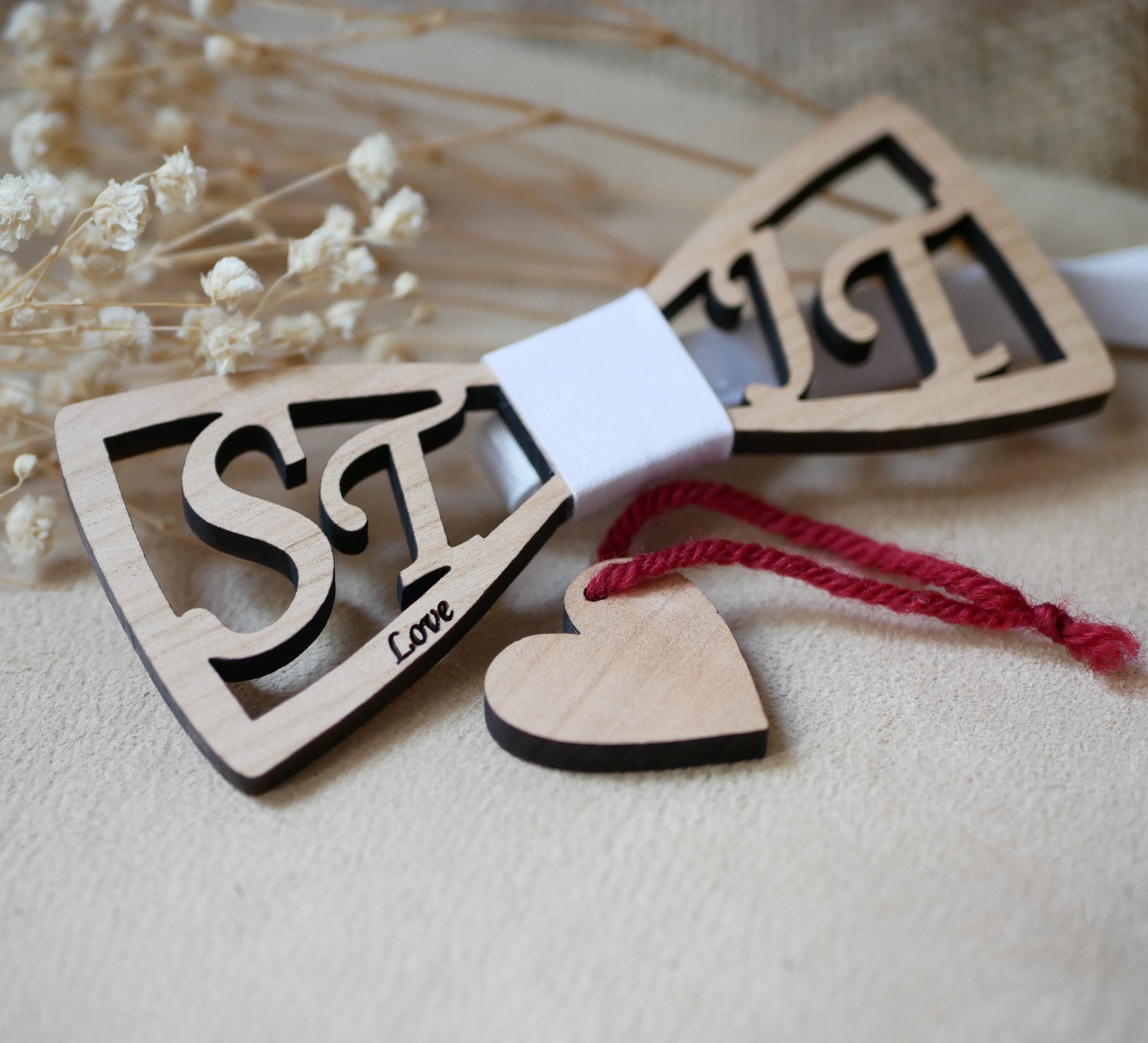 Doppelte h&ouml;lzerne Fliege personalisierte durchbrochene Initialen