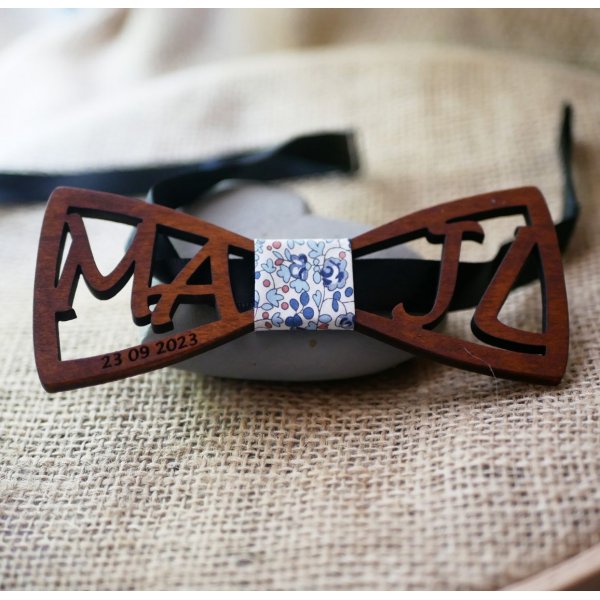 Doppelte h&ouml;lzerne Fliege personalisierte durchbrochene Initialen