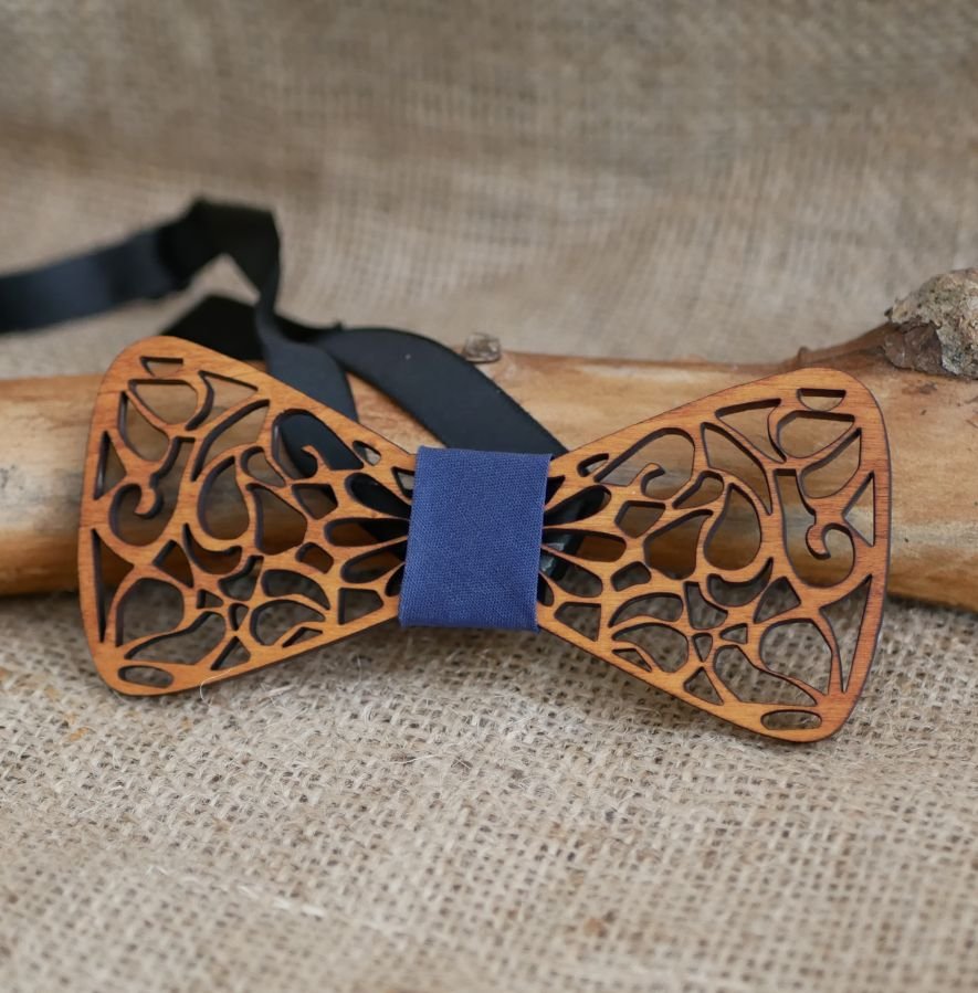 Französischer Schmetterlingsknoten aus Holz mit ausgehöhlten Arabesken