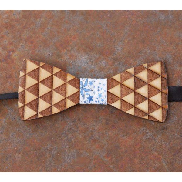 Schmetterlingsknoten aus Holz, graviert mit Dreiecken