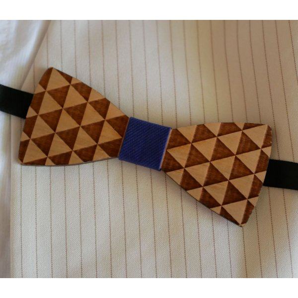 Schmetterlingsknoten aus Holz, graviert mit Dreiecken