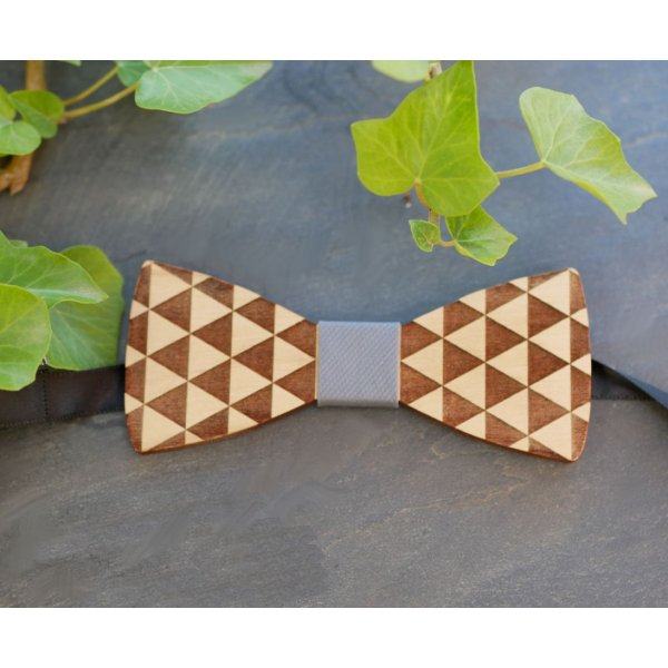 Schmetterlingsknoten aus Holz, graviert mit Dreiecken