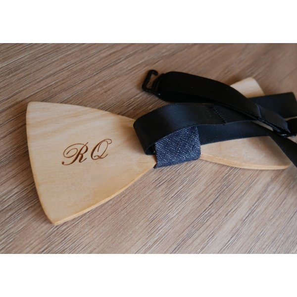 Holzschmetterlingsfalter f&uuml;r Hochzeit mit eingravierten Eheringen hergestellt in Frankreich